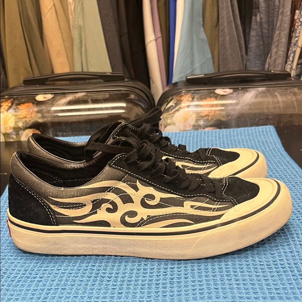 Vans Deacon 36  Black Gray and Cream Sneakers with Tribal Design